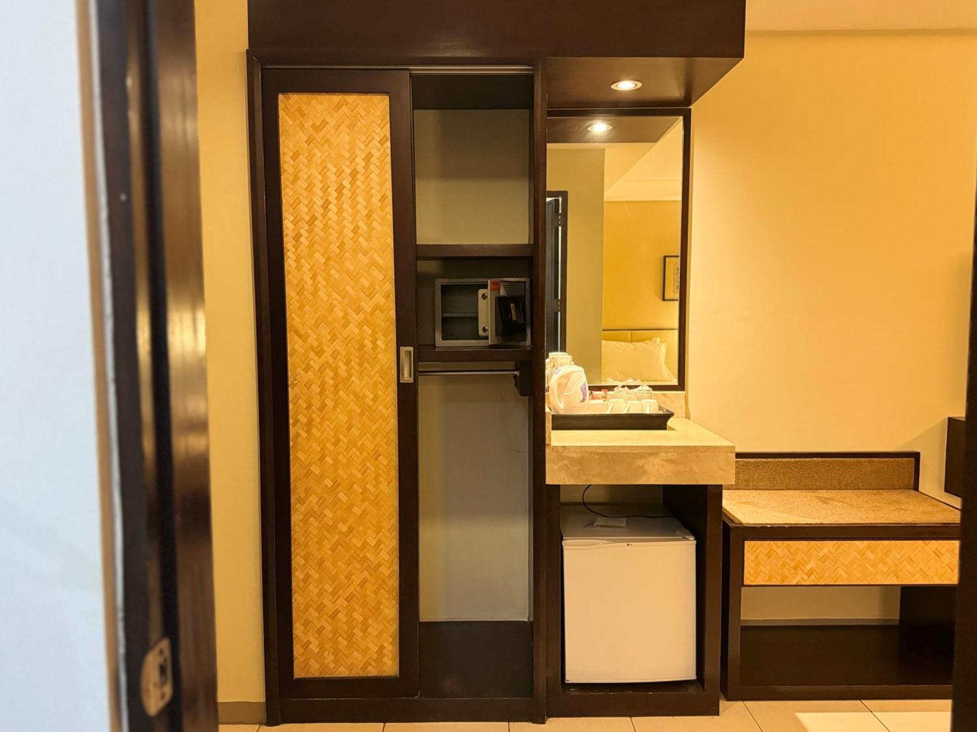 Circle Inn - Iloilo City Center Ngoại thất bức ảnh